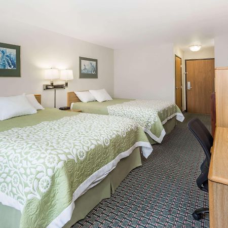 Days Inn By Wyndham Stoughton Wi. Buitenkant foto