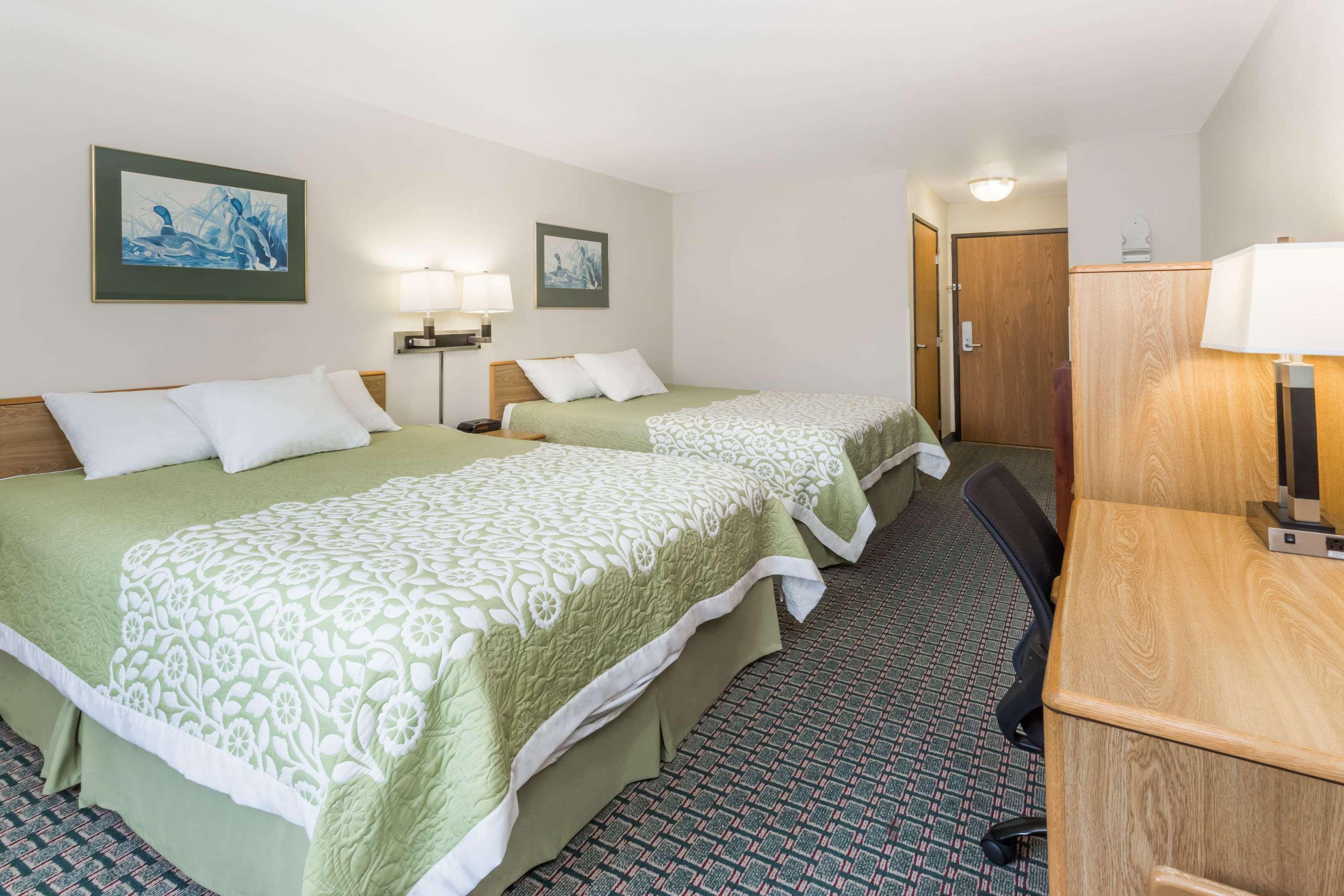 Days Inn By Wyndham Stoughton Wi. Buitenkant foto