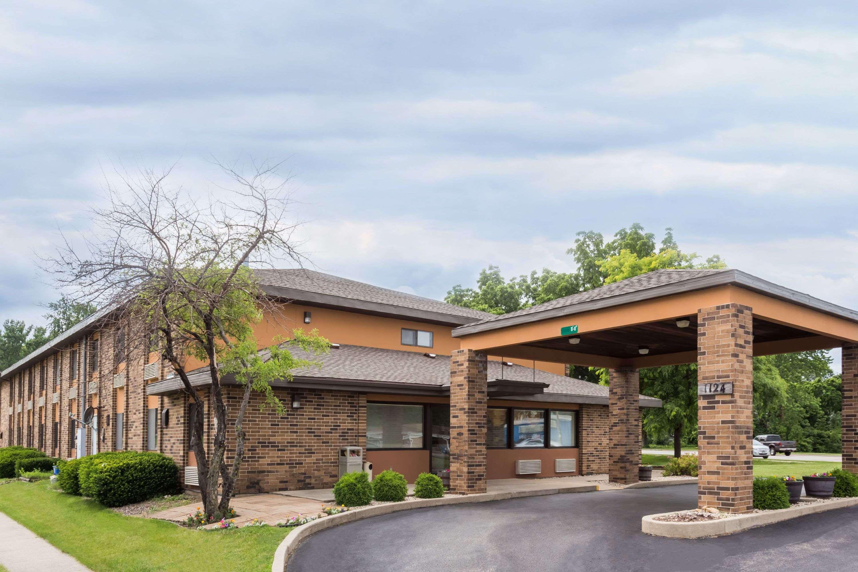Days Inn By Wyndham Stoughton Wi. Buitenkant foto