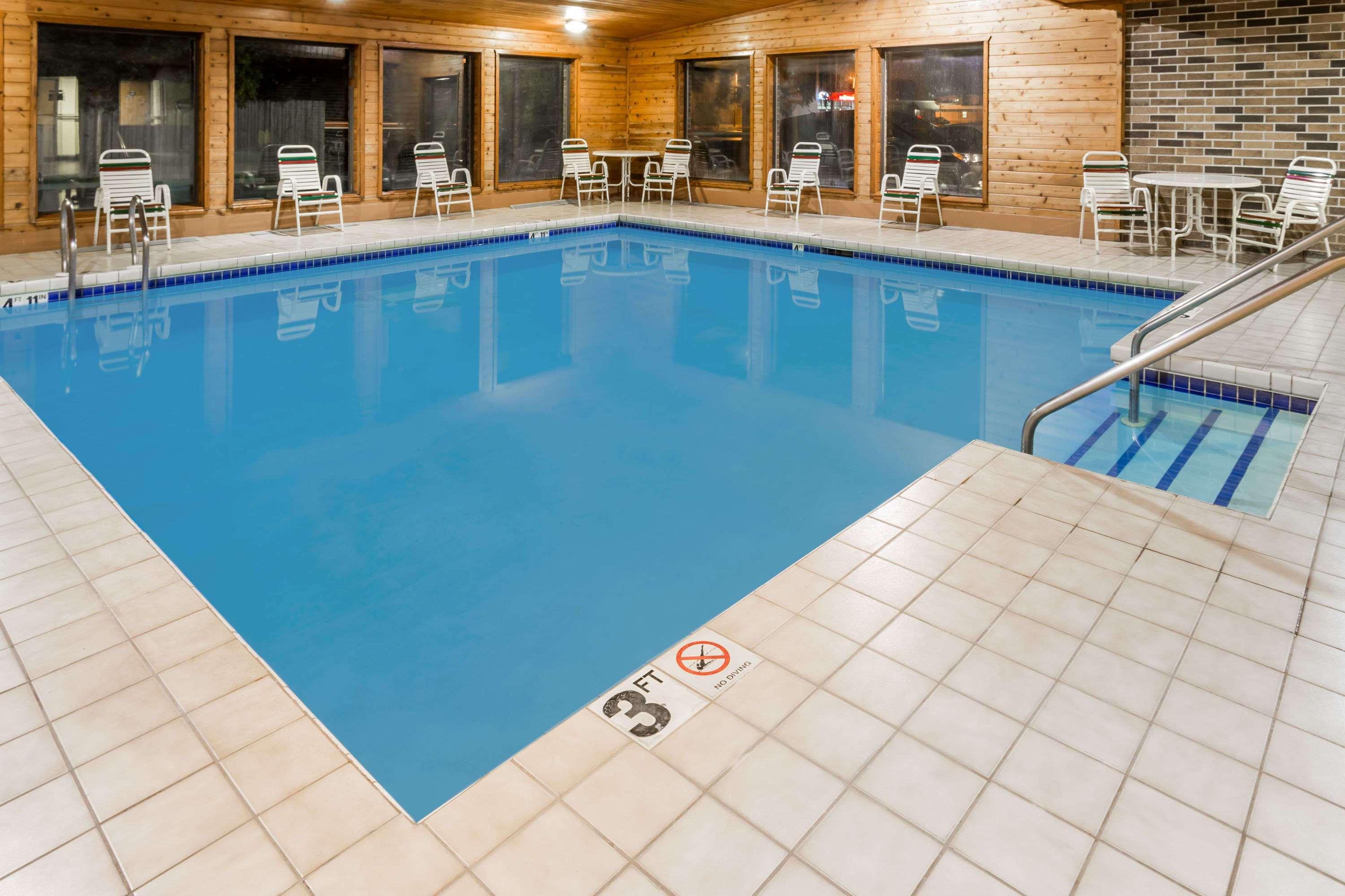 Days Inn By Wyndham Stoughton Wi. Buitenkant foto