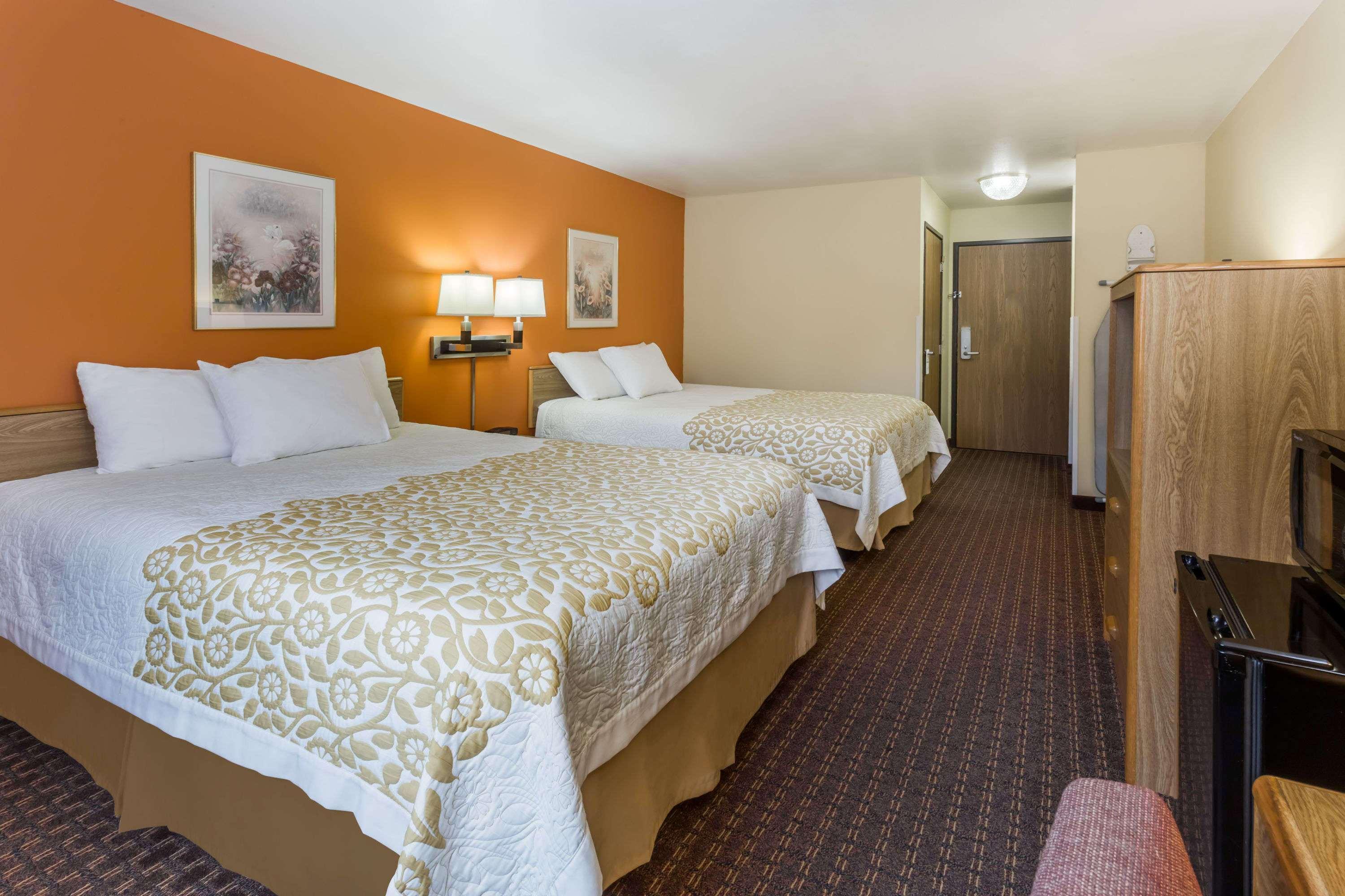 Days Inn By Wyndham Stoughton Wi. Buitenkant foto
