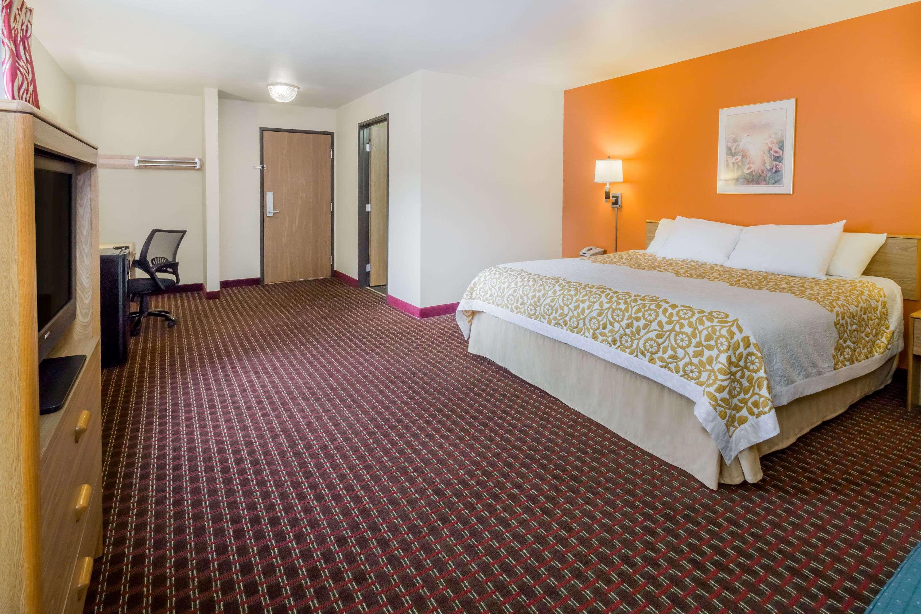 Days Inn By Wyndham Stoughton Wi. Buitenkant foto