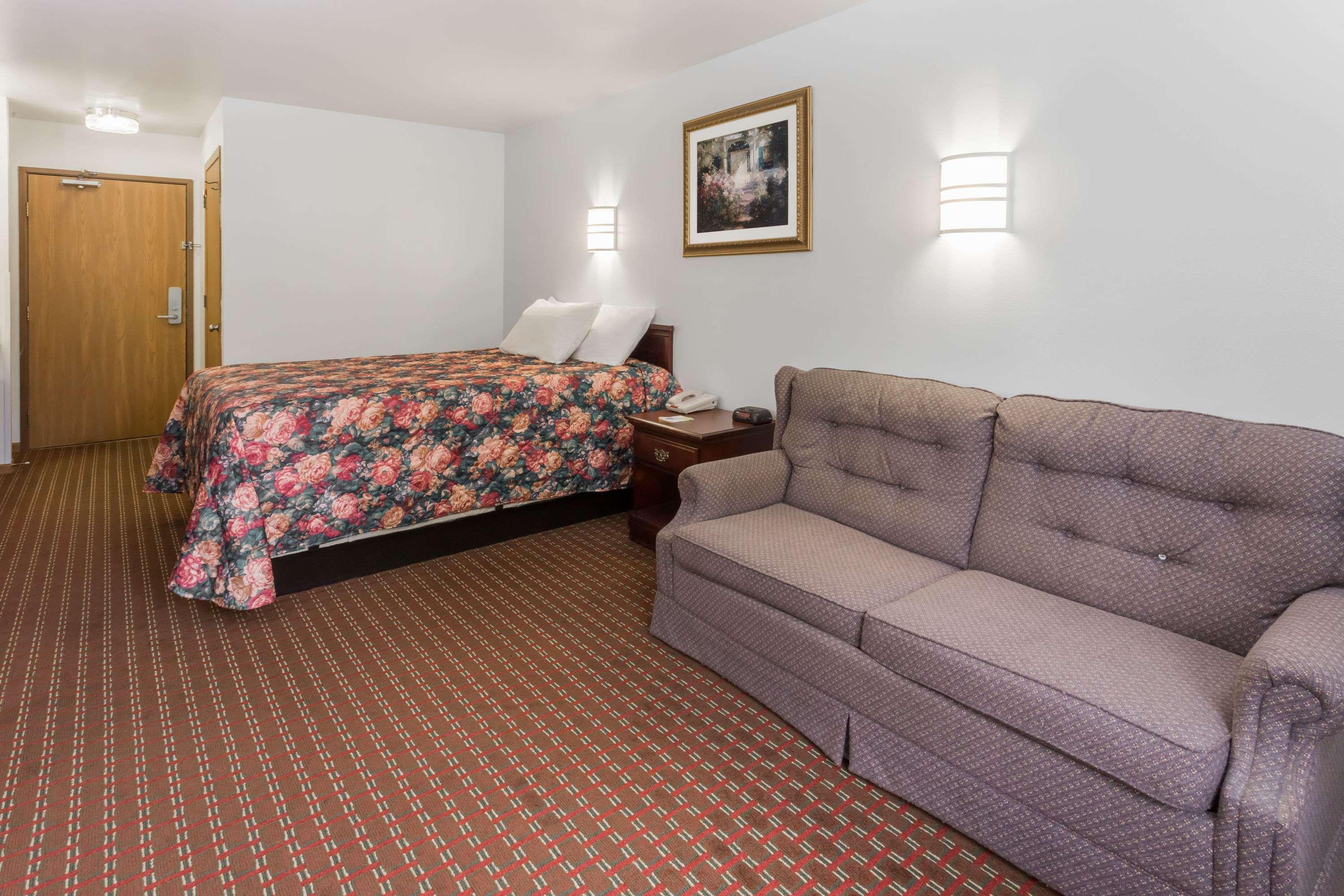 Days Inn By Wyndham Stoughton Wi. Buitenkant foto