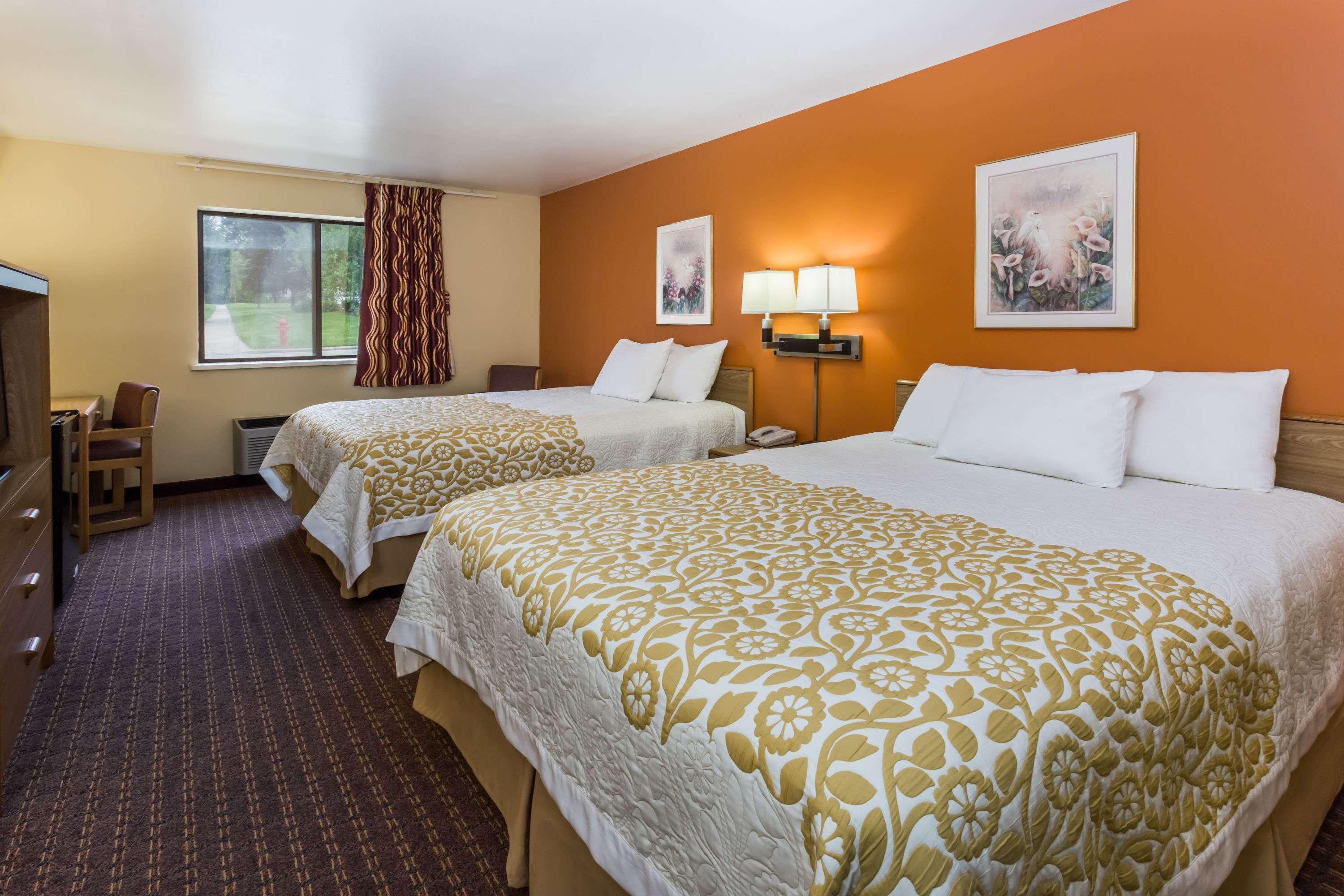Days Inn By Wyndham Stoughton Wi. Buitenkant foto