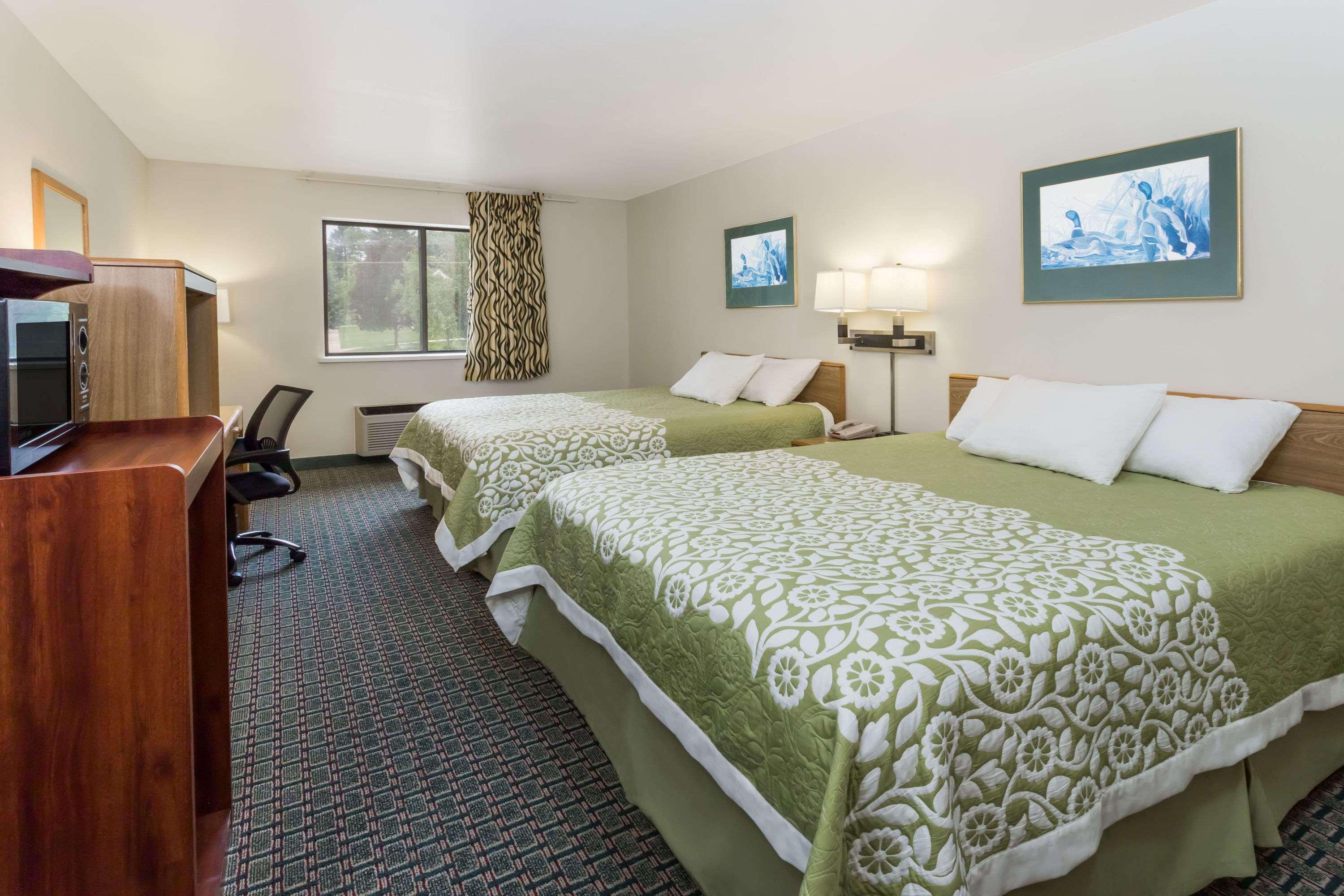 Days Inn By Wyndham Stoughton Wi. Buitenkant foto
